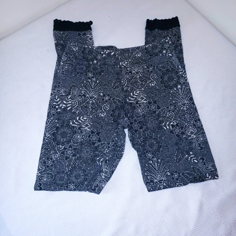 Invite only Black and white floral legging